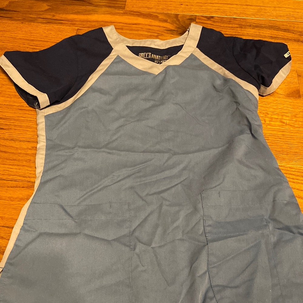Barely used greys anatomy scrub top multicolor with 2 pockets